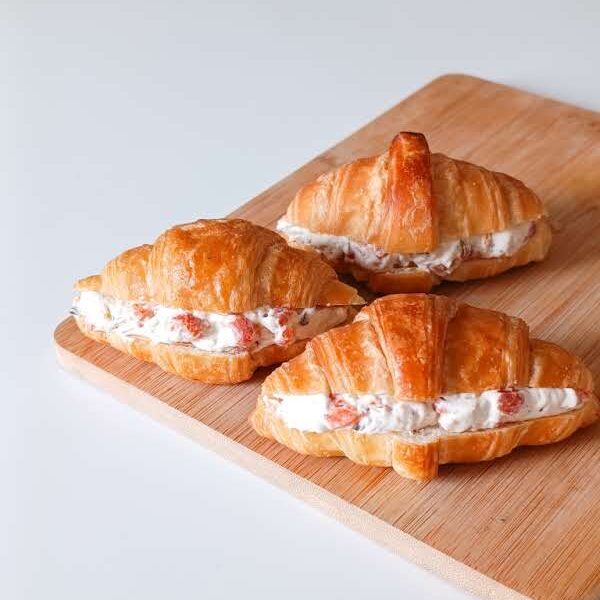 Mini croissant con queso crema y pimiento rostizado