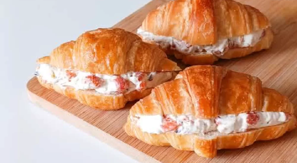 Mini croissant con queso crema y pimiento rostizado