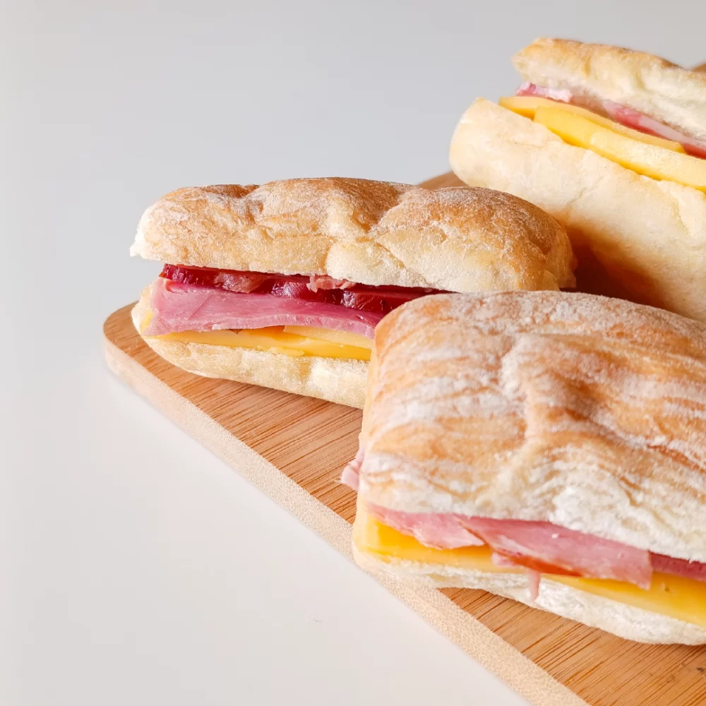 Mini panino jamón serrano y queso gouda - Imagen 3