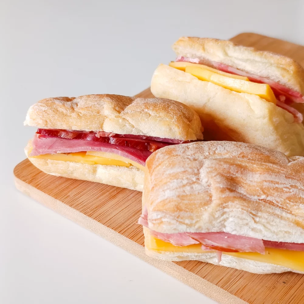 Mini panino jamón serrano y queso gouda