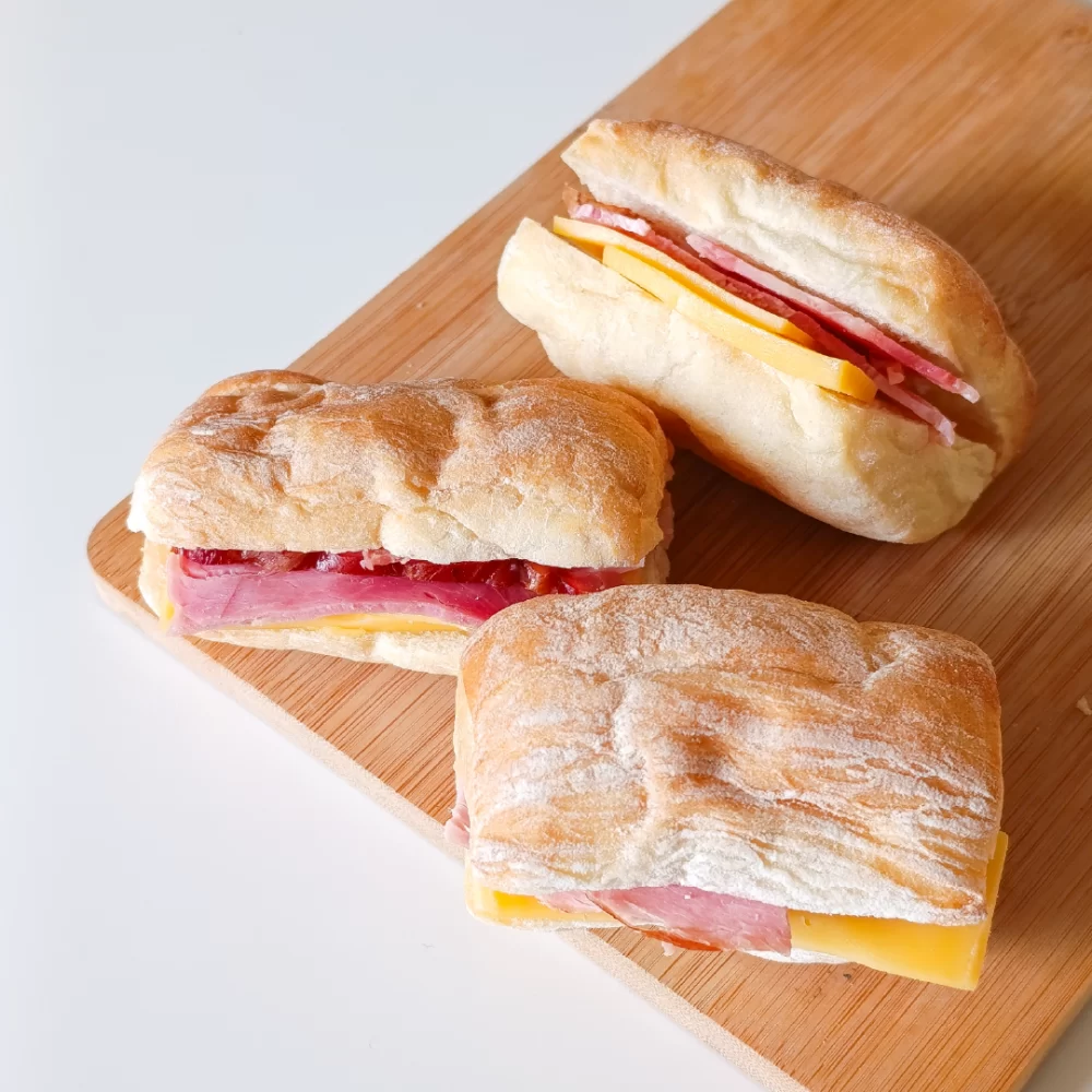 Mini panino jamón serrano y queso gouda - Imagen 2
