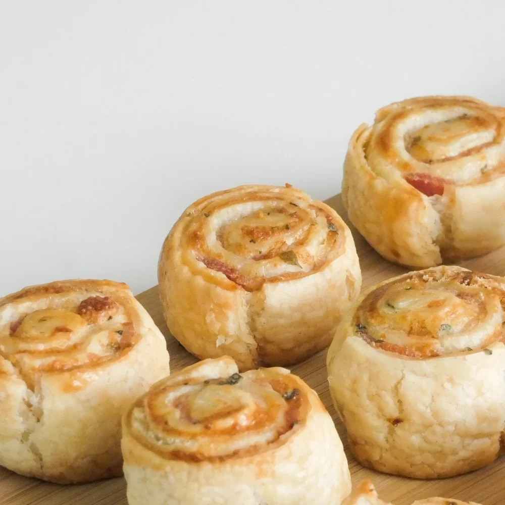 Rolls hojaldrados con tocino, parmesano y orégano - Imagen 4